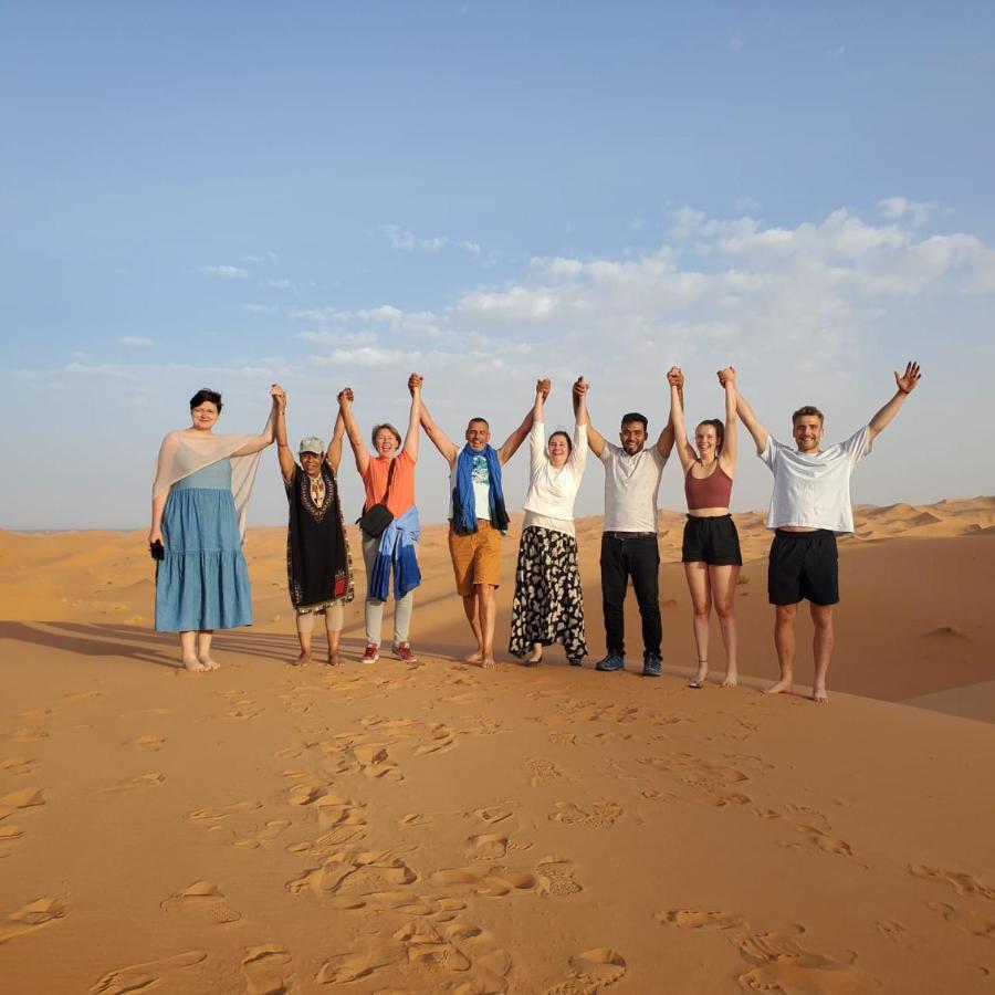 Riadsuerteloca Merzouga Hassilabied Luaran gambar The cast of the film in the desert