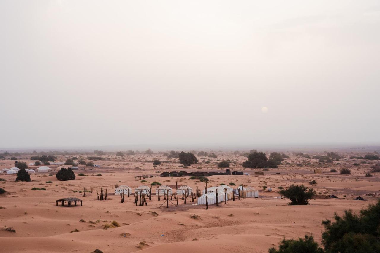 Riadsuerteloca Merzouga Hassilabied Luaran gambar A camp in the desert