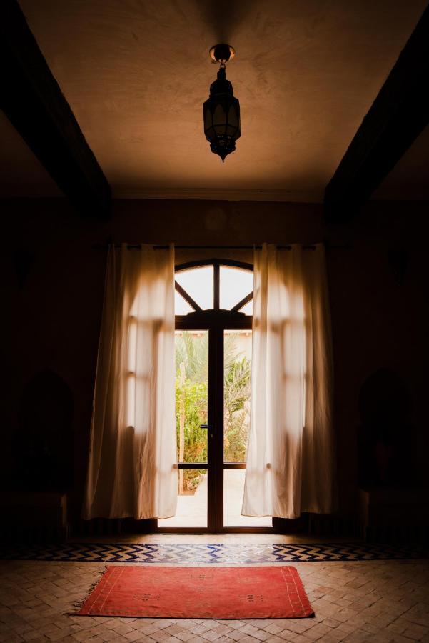 Riadsuerteloca Merzouga Hassilabied Luaran gambar Window with curtains