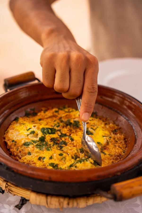 Riadsuerteloca Merzouga Hassilabied Luaran gambar A pot of couscous