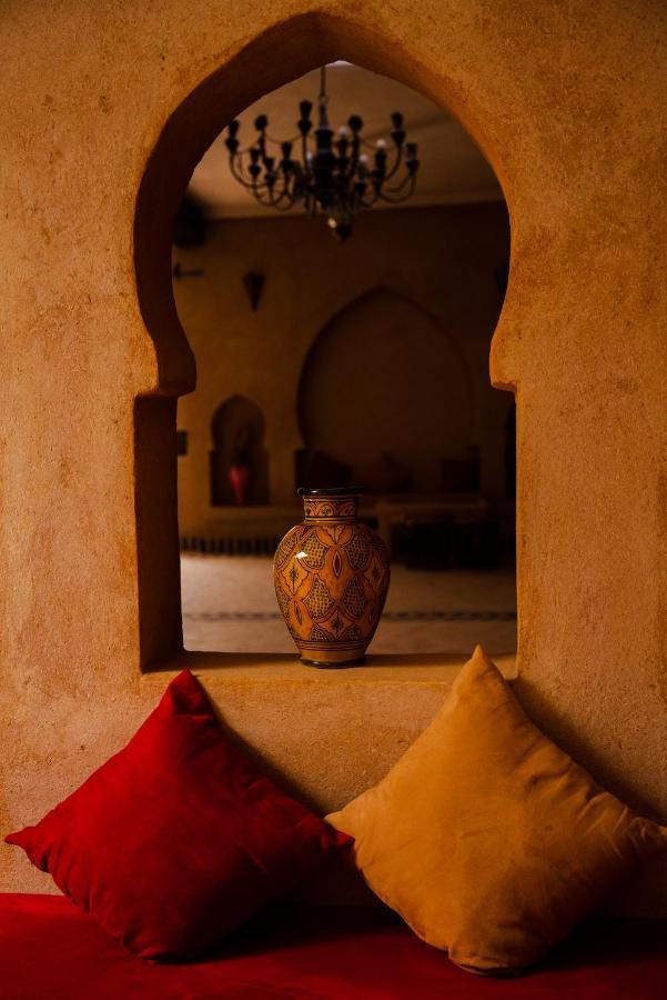 Riadsuerteloca Merzouga Hassilabied Luaran gambar A window in the palace