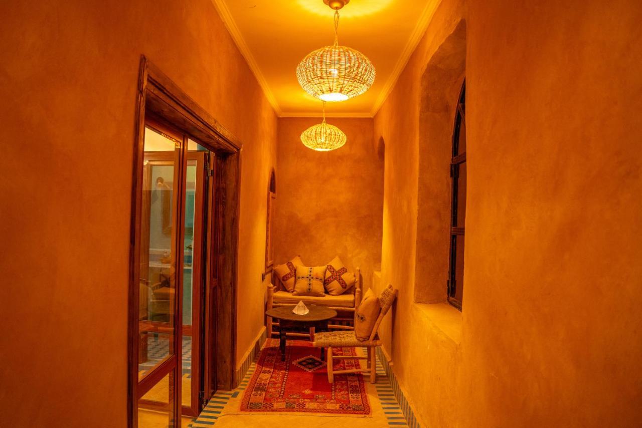 Riadsuerteloca Merzouga Hassilabied Luaran gambar A passageway in the Riad