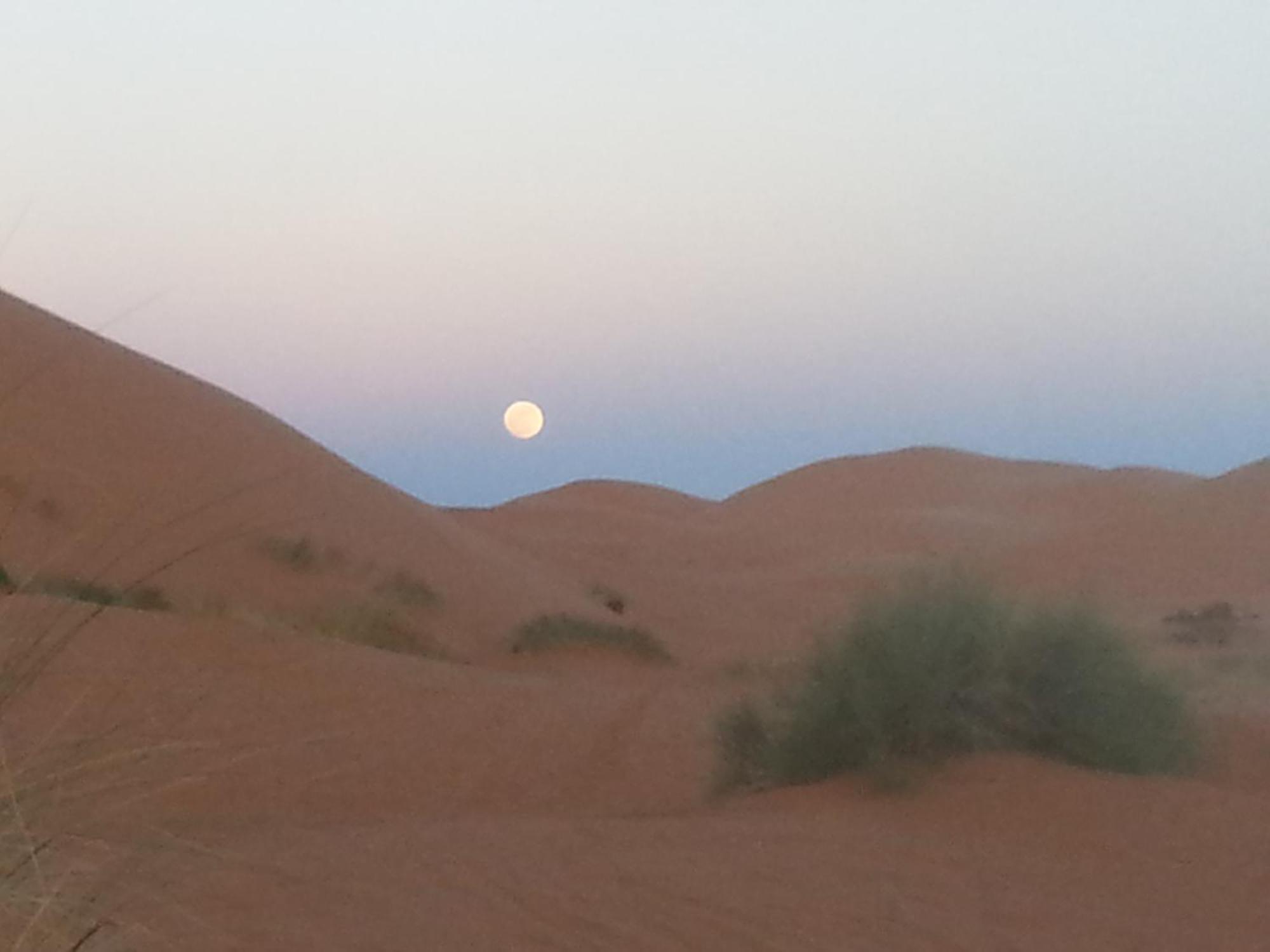 Riadsuerteloca Merzouga Hassilabied Luaran gambar Moon over the dunes
