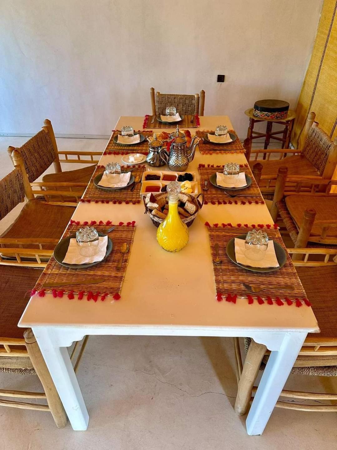 Riadsuerteloca Merzouga Hassilabied Luaran gambar A table set for a meal