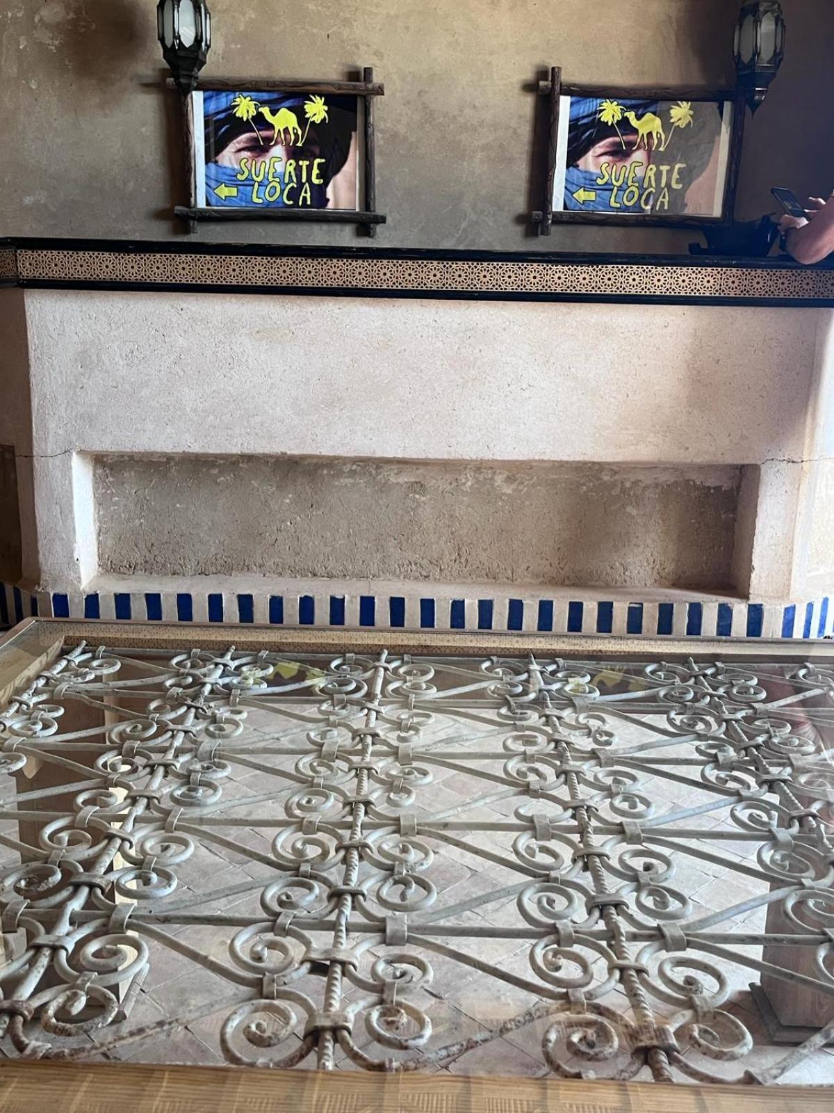 Riadsuerteloca Merzouga Hassilabied Luaran gambar A ceramic kiln with a blue-white glaze