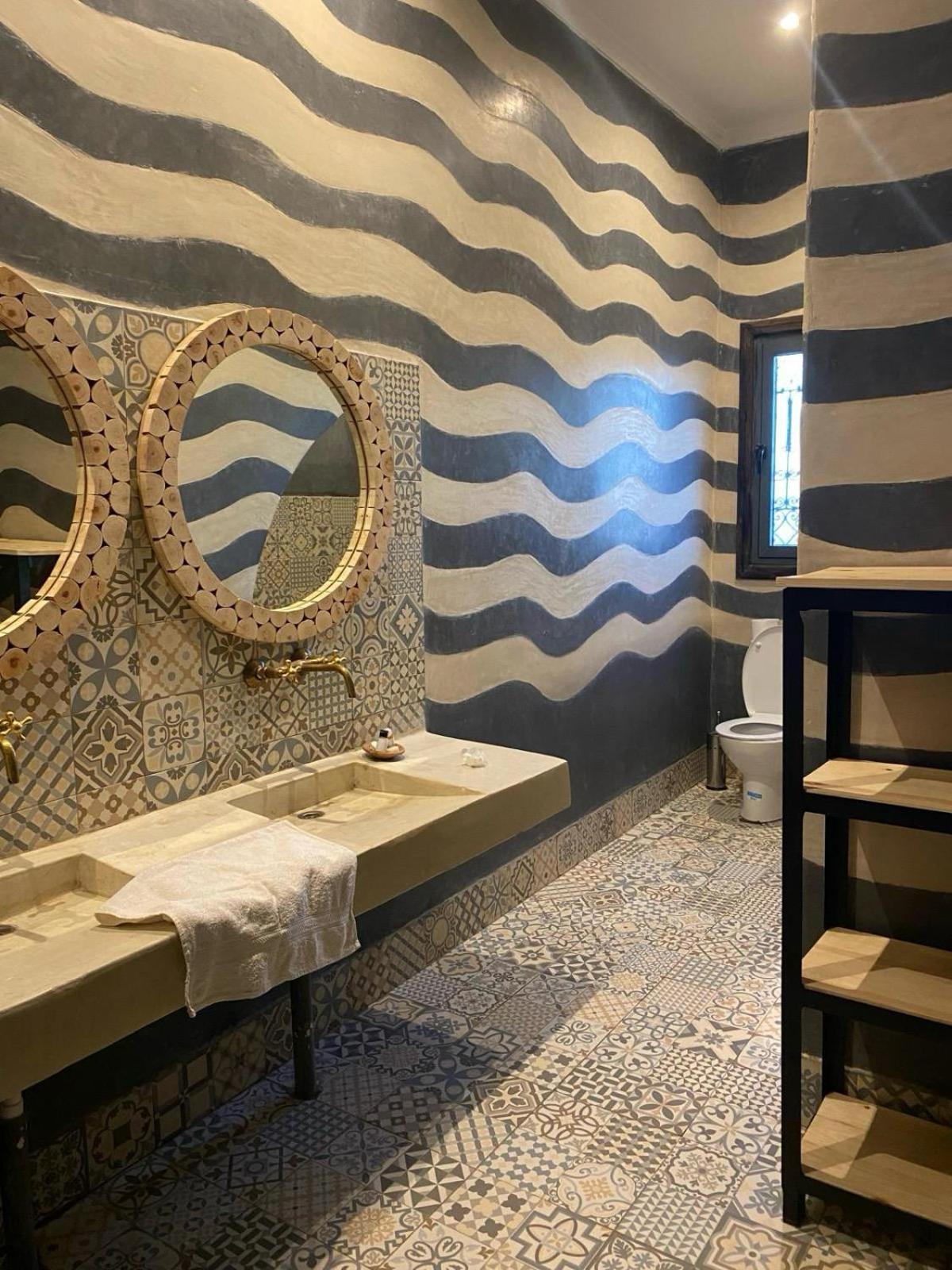 Riadsuerteloca Merzouga Hassilabied Luaran gambar Bathroom