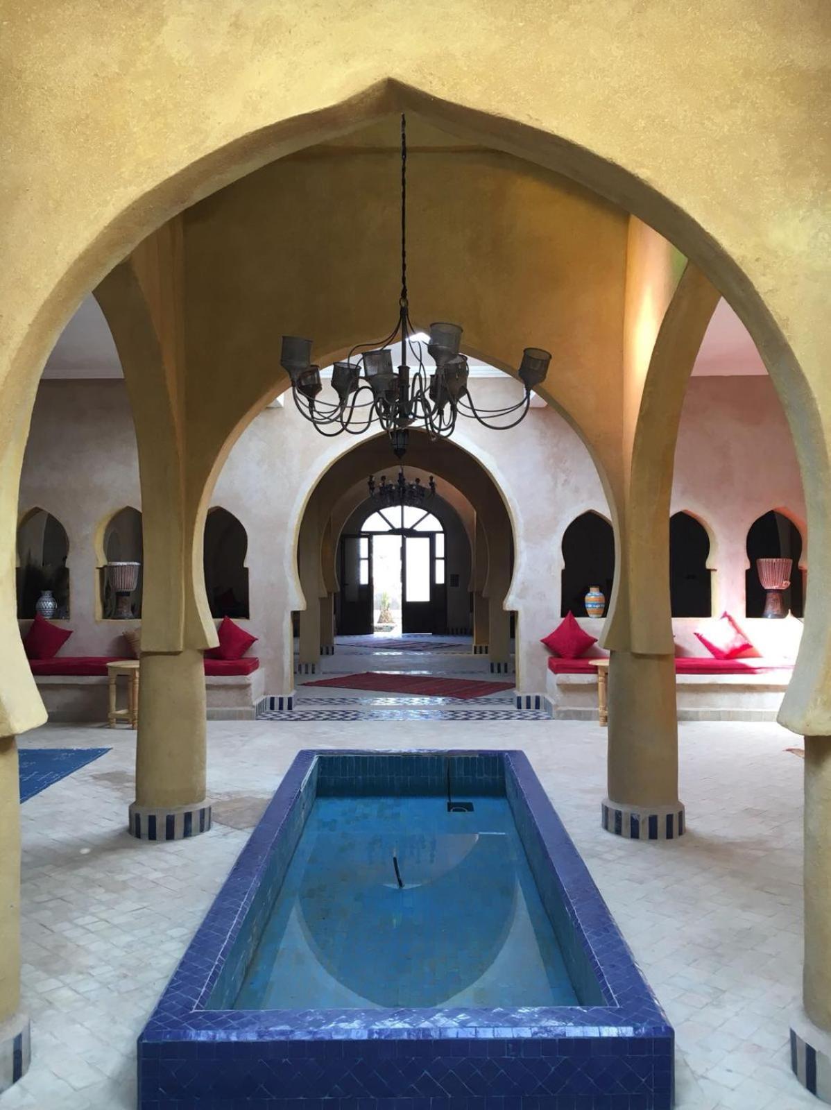 Riadsuerteloca Merzouga Hassilabied Luaran gambar Interior of a riad in Marrakech