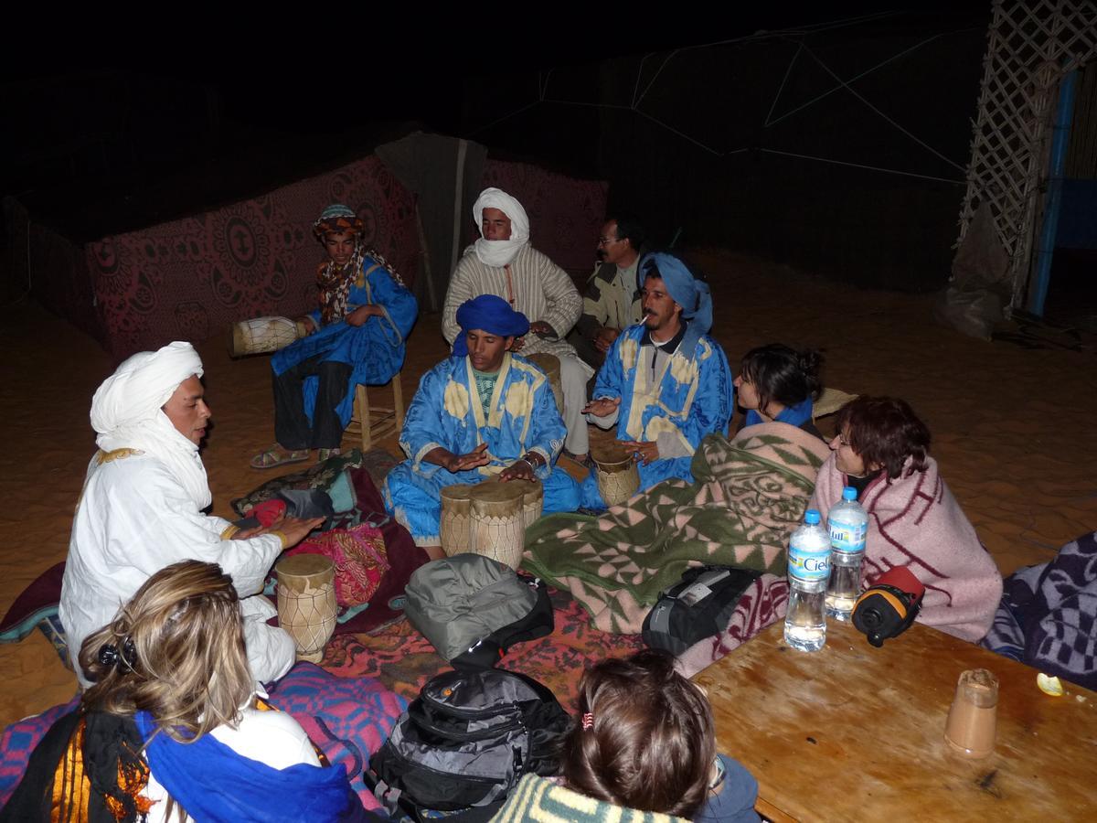 Riadsuerteloca Merzouga Hassilabied Luaran gambar Gnaou musicians in a desert camp