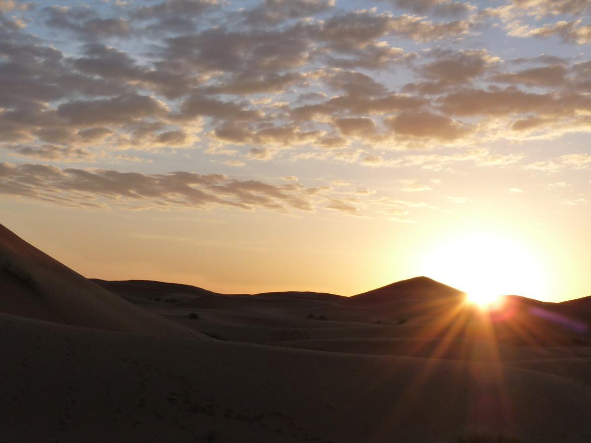 Riadsuerteloca Merzouga Hassilabied Luaran gambar Sunset over the dunes